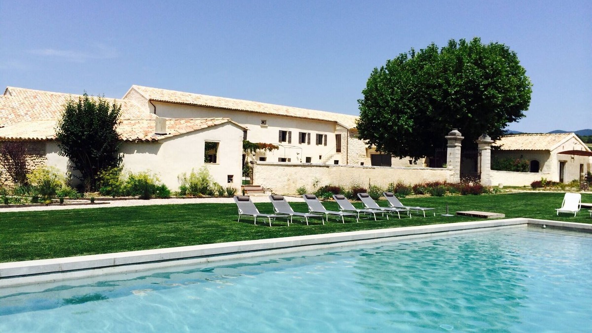 Valreas House | Mas de St Chétin, an authentic place which welcomes companies, friends, families.