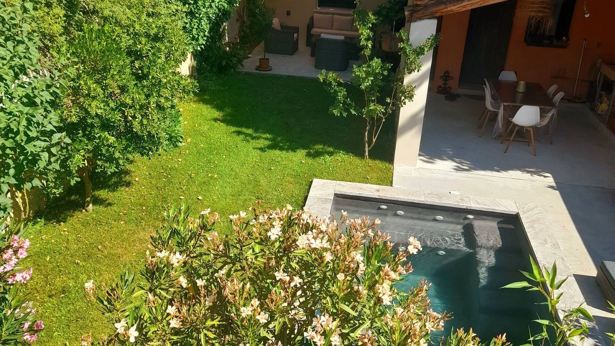 Carpentras House | Mas de ville with swimming pool in a green cocoon - Industrial spirit