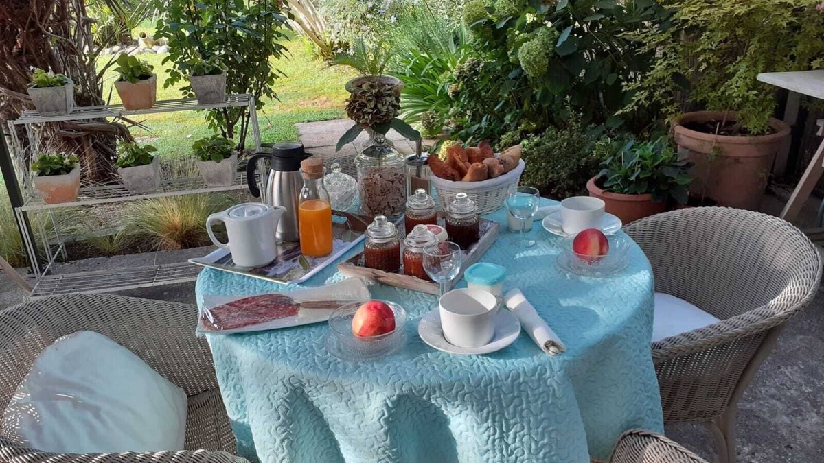 Caumont-sur-Durance Bed & Breakfast | Mas le Pré du May