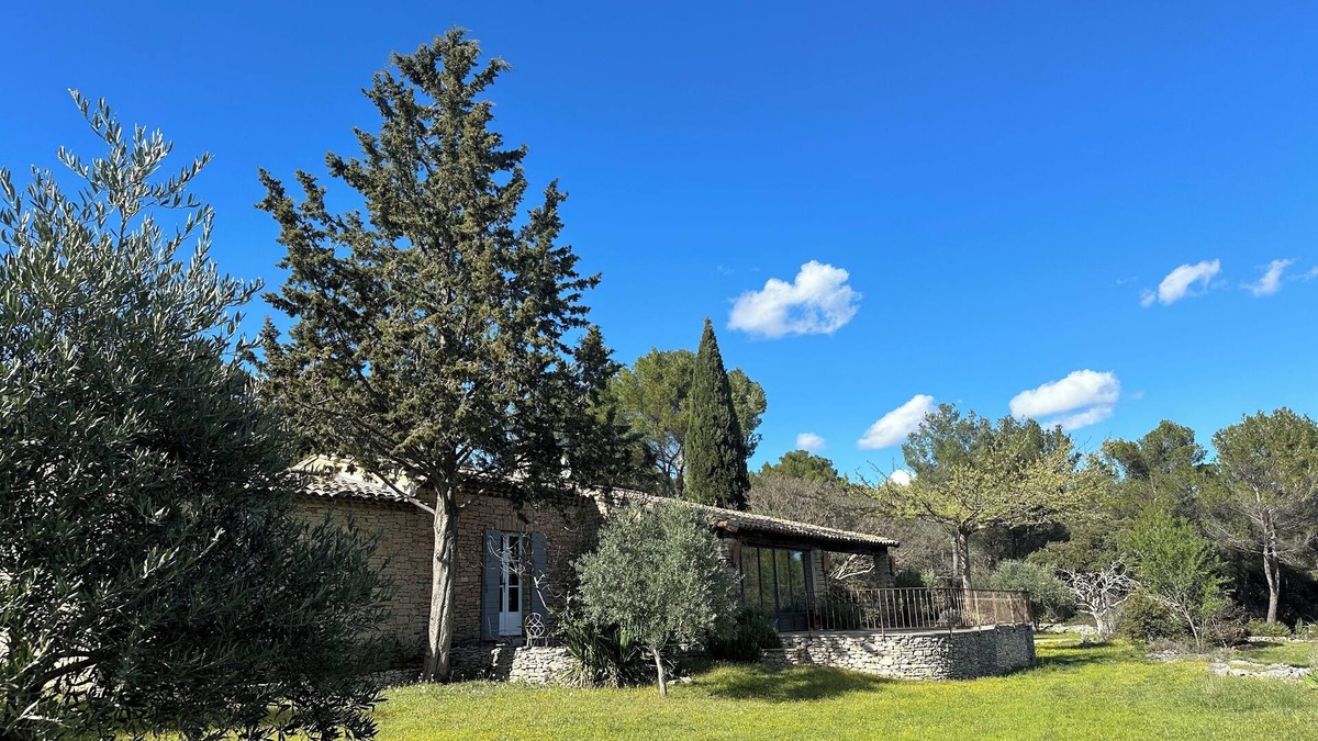 Joucas House | Mas Très Confidentiel, near Gordes, beautiful view of the Luberon mountains