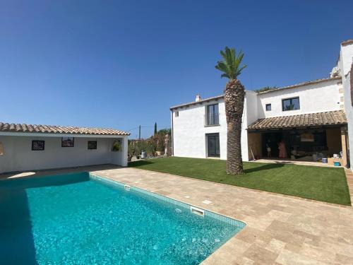 Viladellops Villa | Masia Las Moreras autenticidad renovada 100 porcien a 10 minutos de Sitges en coche 12 huespedes Piscina Aire Aconc 6 Suites Apertura 15 Julio 2025
