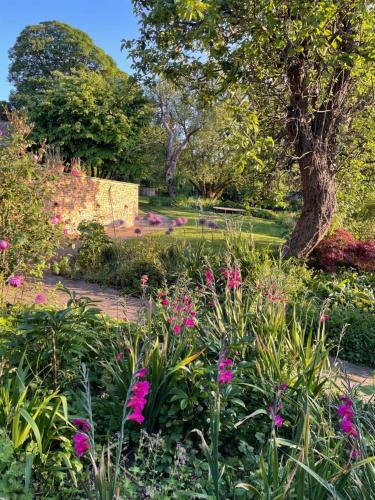 Witney House | Masons Cottage, an Idyllic retreat in an area of outstanding beauty, close to Blenheim Palace, Oxford & The Cotswolds