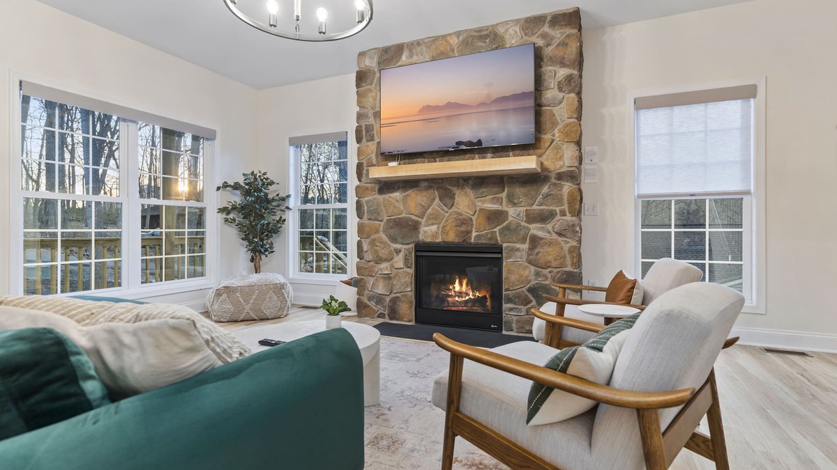 Massanutten Ski Chalet | Massanutten Vacation! Family Home with 3 King Beds + Large Hot Tub