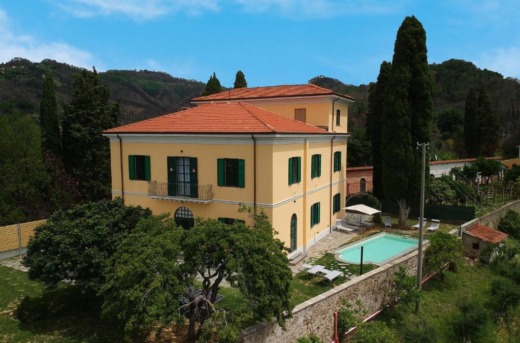 Massarosa Villa | Massarosa Front Lake, The Gargoyles