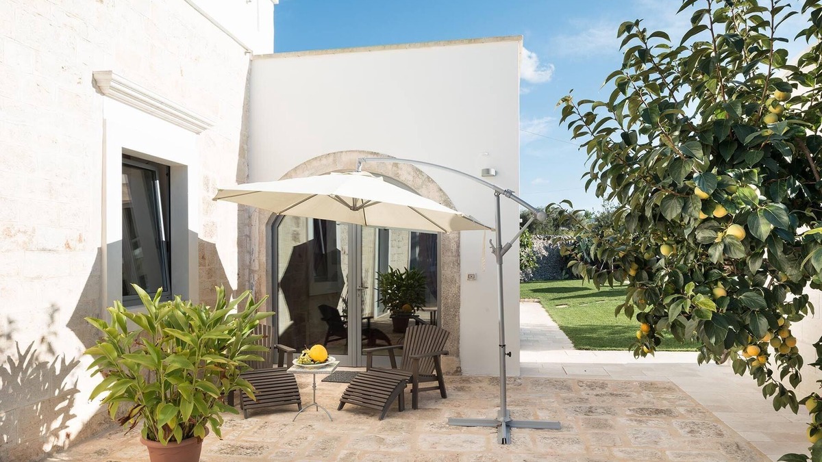 Ceglie Messapica Villa | Masseria Il Mandorlo Fiorito "Villa Fico": x 4. Infinity pool.