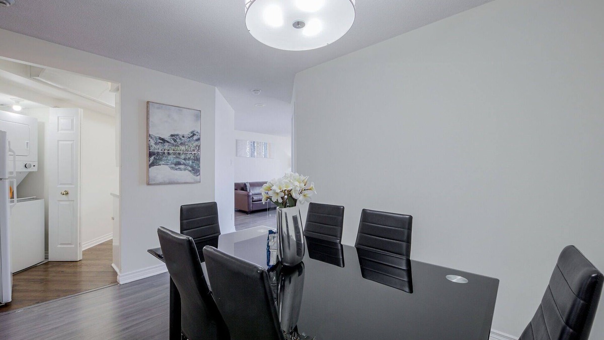 Downtown Toronto Apartment | MASSIVE 2Bed 2Bath Bay St. Condo w. 2 Balconies/Patios & FREE Parking SLEEPS 7