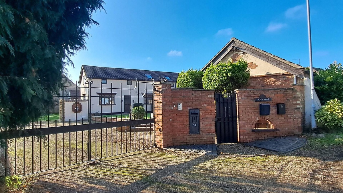 Yaxley House | Massive 4 bed with countryside views in Peterborough