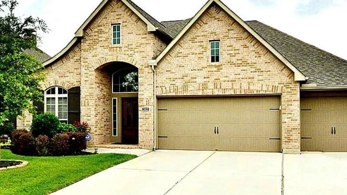 Houston House | Massive 4 bedroom in great neighborhood!