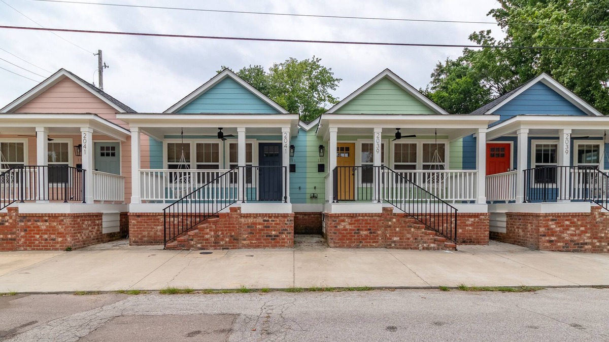 East Midtown House | Massive 4 houses on one property perfect for family reunion and weddings
