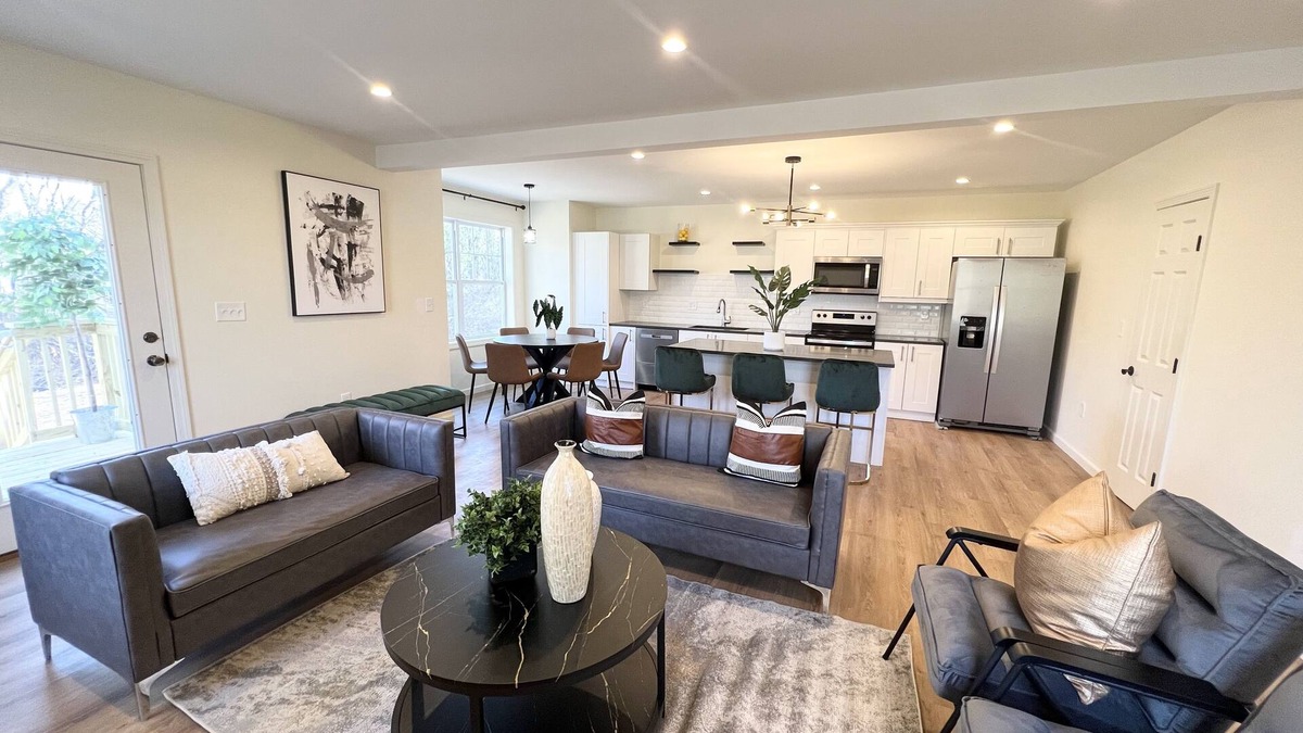 Maple Hill House | Massive 5 Bedrooms: 3King 2Queen, 10 mins to Downtown Hartford