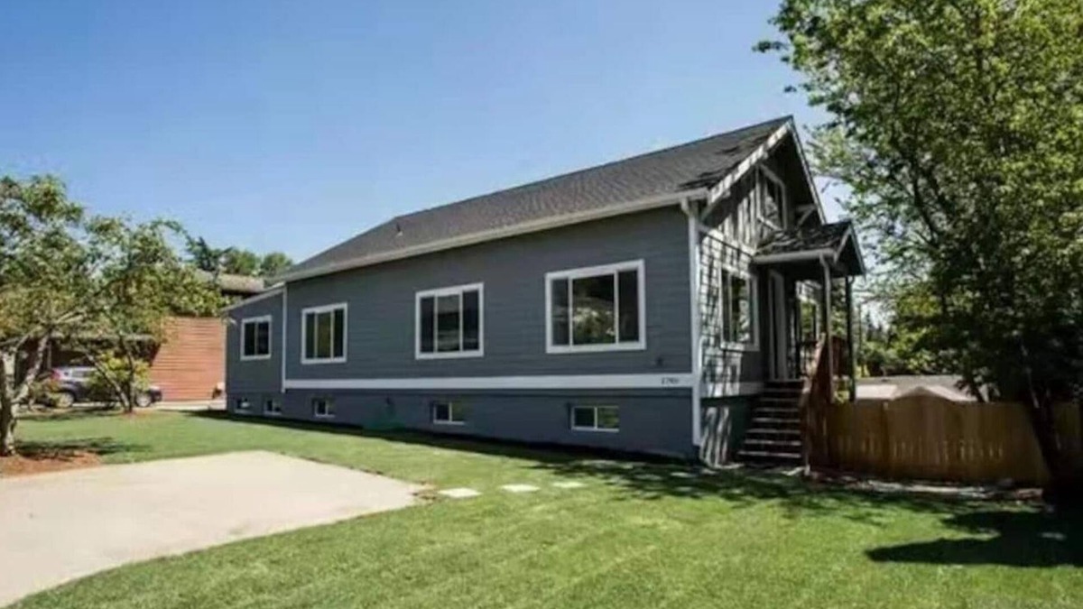 Haller Lake House | Massive 8BR/3BA Seattle Home | 2 Kitchens, A/C, Yard | Perfect for Groups