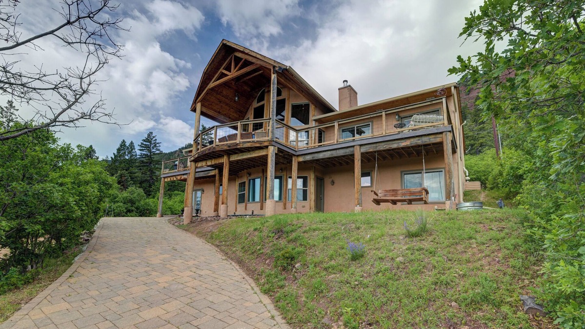 Palmer Lake House | Massive Deck + Sunroom Sleeps 13