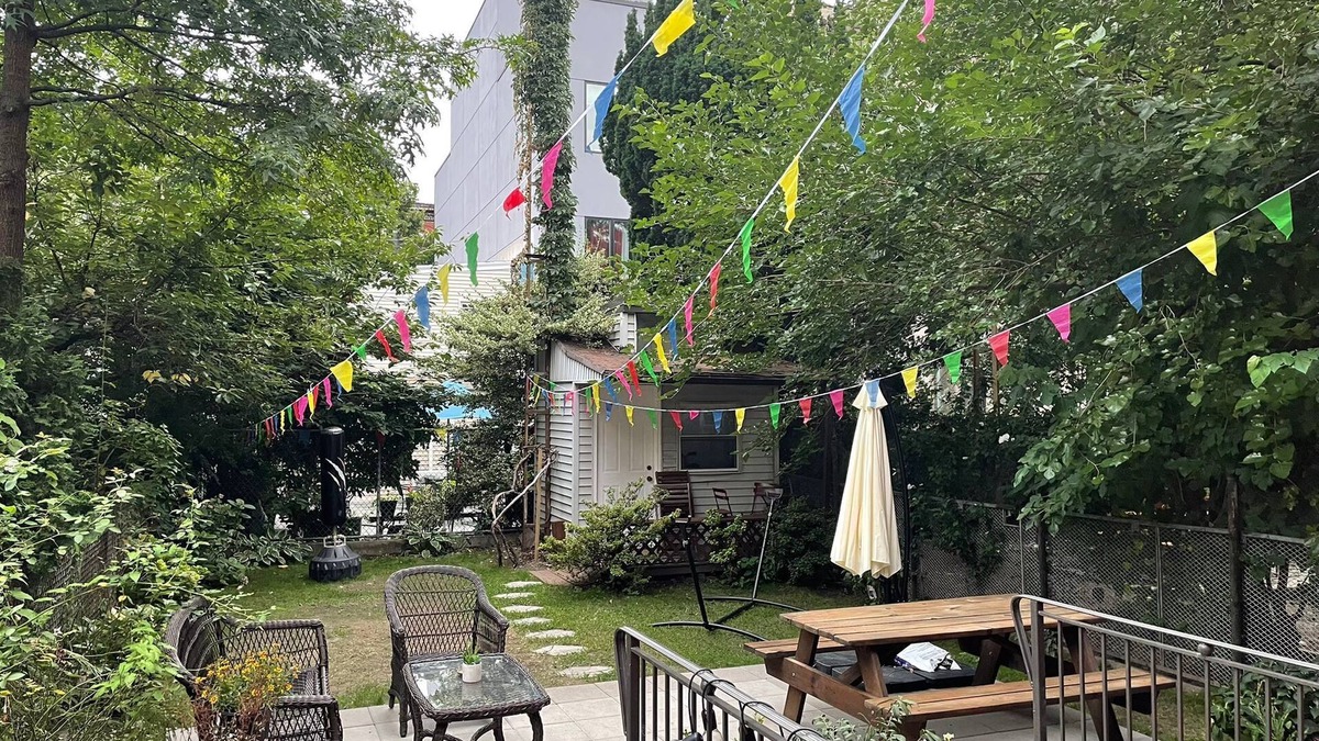 Greenpoint Apartment | Massive duplex with gorgeous backyard in Greenpoint few min from subway