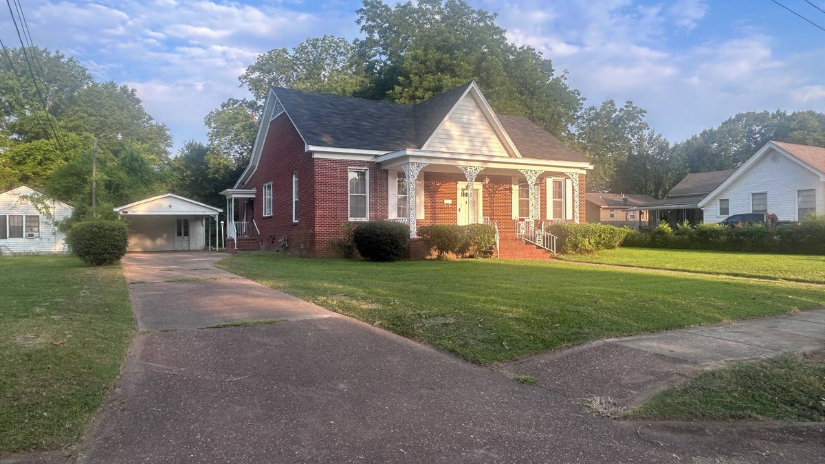Grenada House | Massive Grenada Brick Home: Perfect for Summer Getaway Close to Downtown