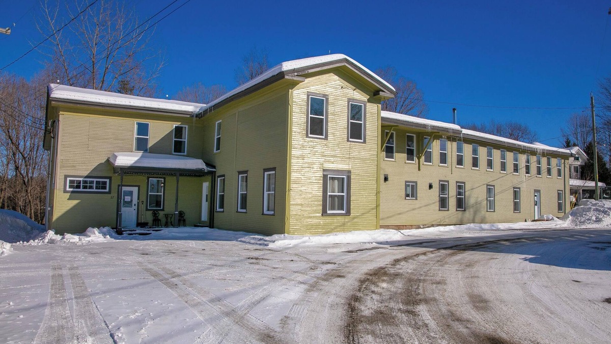 Stanstead House | Massive Group Chalet w/Spa, fireplace, 9 Bedrooms, Huge Spaces – Up to 38