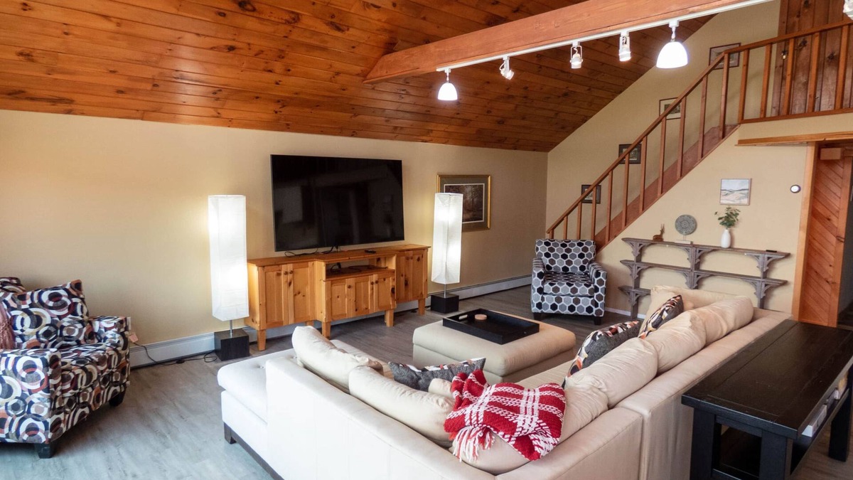 Roscoe House | Massive Lake Tennanah Escape