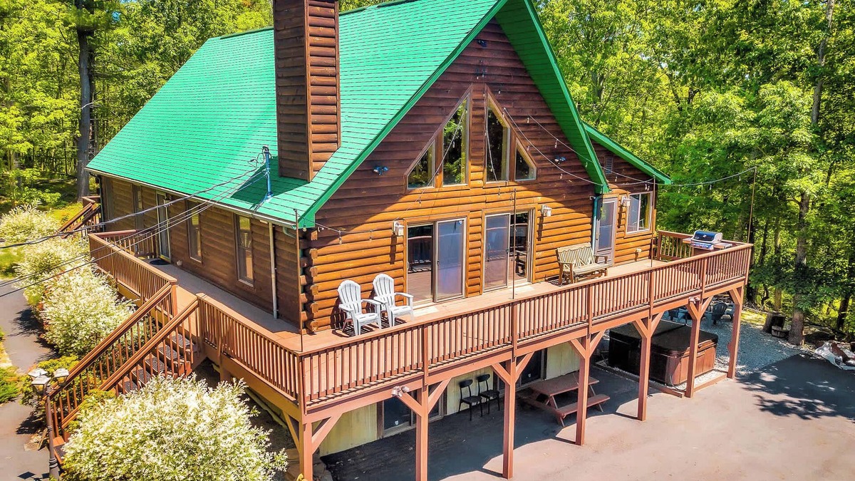 Lakeville Cabin | Massive Log Chalet Near Lake Wallenpaupack