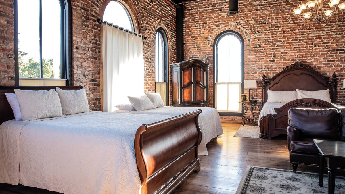 Lexington Apartment | MASSIVE Luxurious Loft-style Suite in Downtown Lexington! 7,000 sq/ft!
