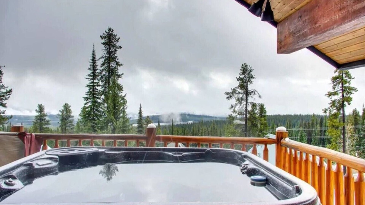 Big White Ski Resort House | Massive Views, Ski-In/Out *Nordic Spa - Hot Tub & Sauna* BBQ, Games, Sleeps 12