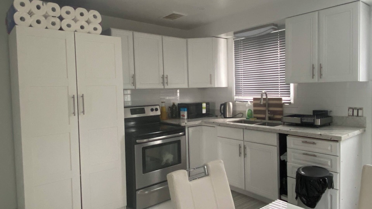 Lakeview House | MASTER BEDROOM #3 WITH FREE PARKING