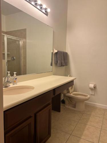 Southeast Orlando House | Master bedroom next to the airport
