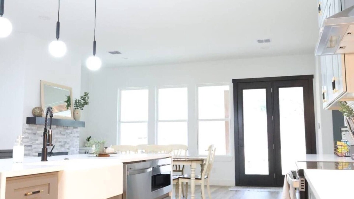 Bastrop House | Master suite/Soaking Tub/Spacious Kitchen