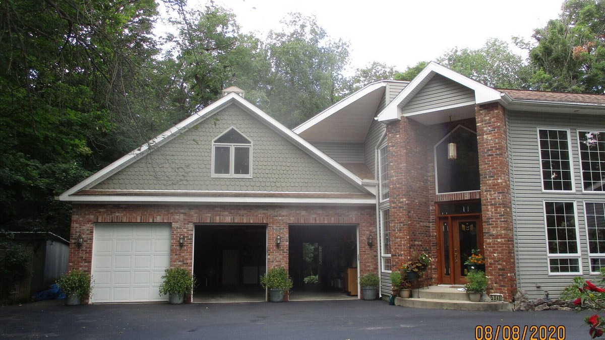 Clarence House | Master suite with full bathroom, shower & jacuzzi - Shared kitchen and laundry.