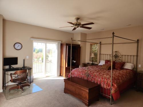 Shenandoah Valley House | Master Vineyard View Suite in Wine Country