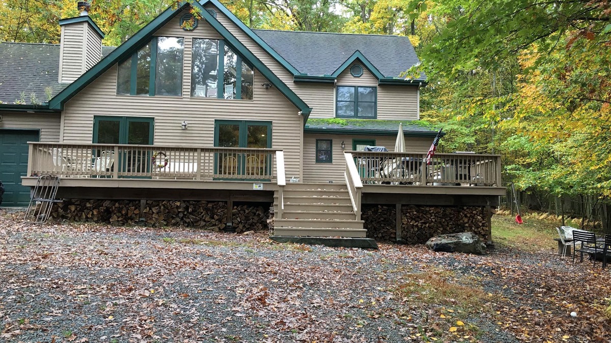 Lackawaxen House | Masthope chalet house 5 minutes to lake, pool and ski slopes.