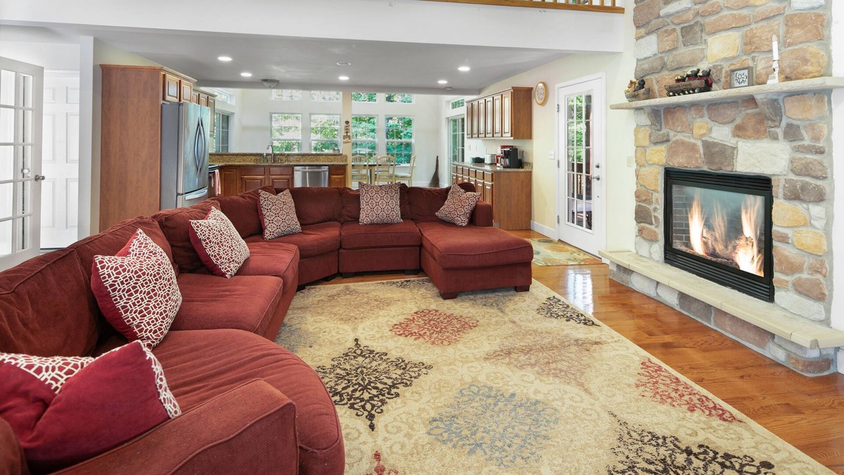 Lackawaxen Ski Chalet | Masthope Luxury retreat 4bd King size bed , Jacuzzi 5 min to pools & lake…