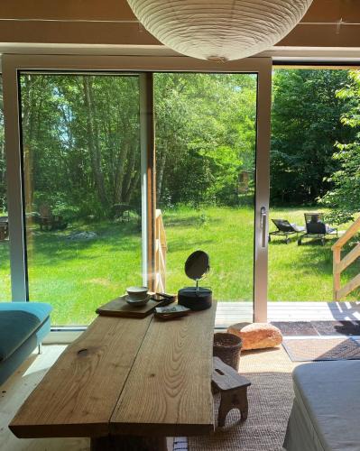 Ostrow Wielki Cabin | Masurian District home office praca zdalna remote work internet SATELITARNY STARLINK speed 155MBs download, trzy oddzielne stoły do pracy w trzech pomieszczeniach