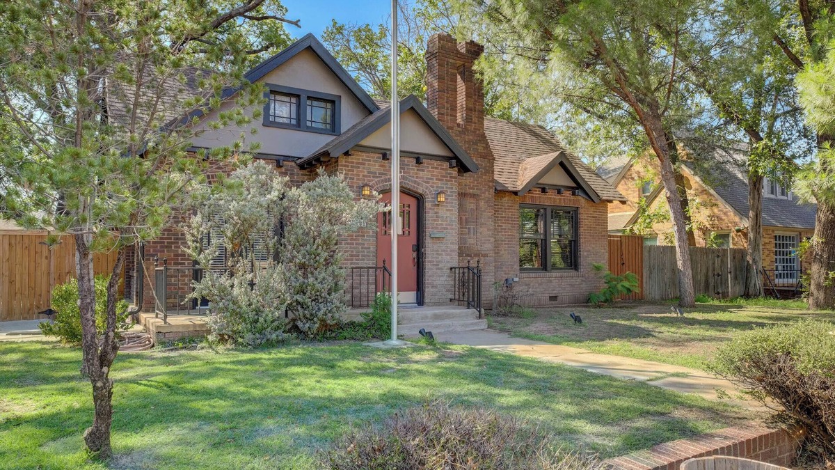 South Overton House | Matador Manor - 5 bed/5 bath, walkable to Texas Tech University