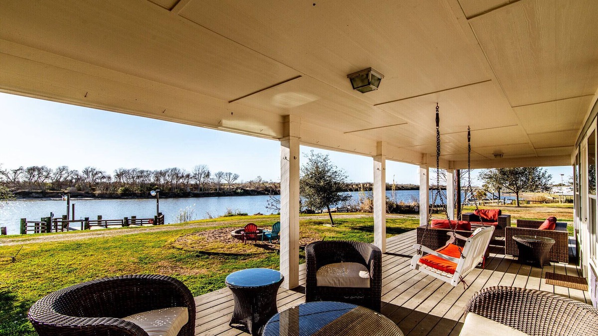 Matagorda Cottage | Matagorda Hidden GemRiver front night light onDock Family beach & fishing trips!
