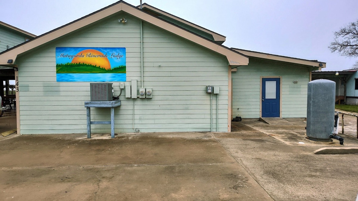 Elmaton House | MATAGORDA RIVERSIDE LODGE. Perfect for large groups, minutes from the beach!