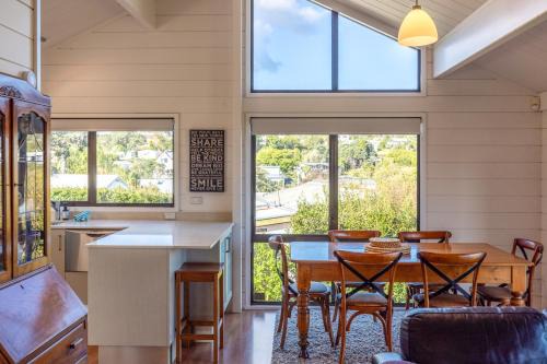 Oneroa House | Matai Cottage in Oneroa with Sea Views