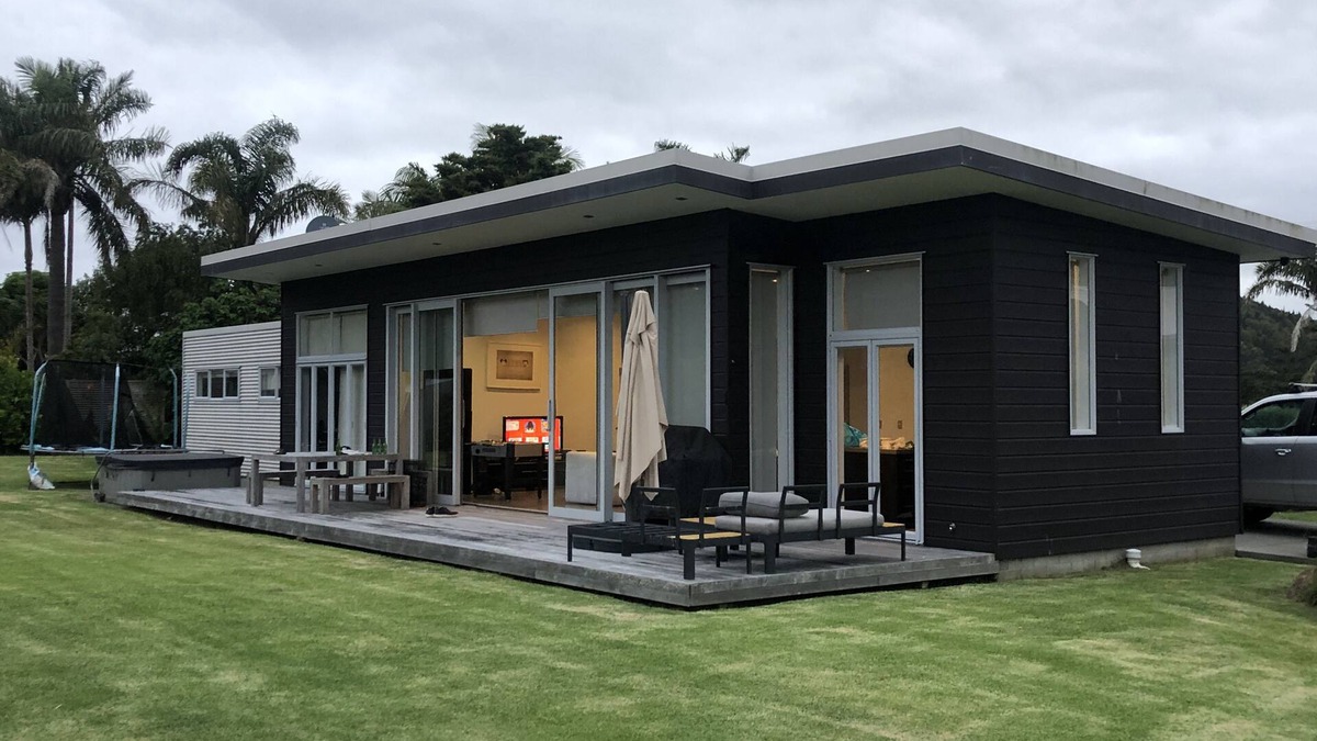 Matapouri House | Matapouri Beach Hut, Tutukaka Coast. Pleasant 10 minute walk to beach