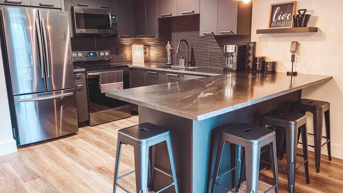 Nashville Condo | Matte Black 2 Bedroom - Music Row - Guitar Pool - Sleeps 6