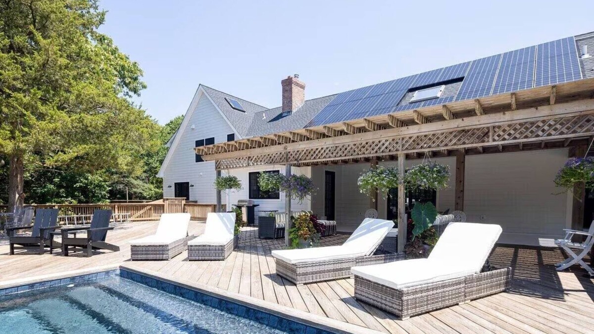 Town of Southold Town House | Mattituck Luxury Estate + Pool + 5 Bedrooms