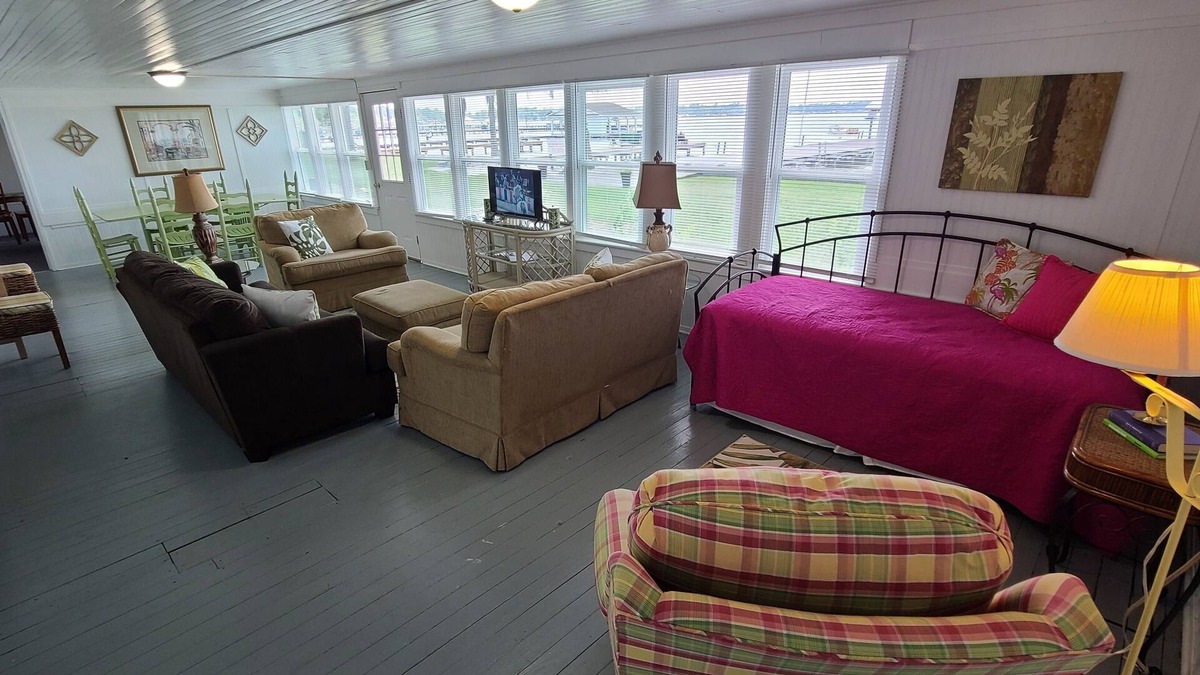 White Lake Cottage | Max's Retreat, Lakefront Charming 3-bedroom cottage in peaceful White Lake