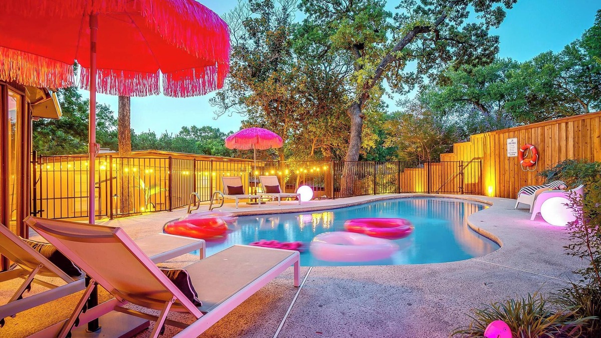 Grand Prairie House | Maximalist IG-Worthy Bachelorette Vibes w/Virtue, Saltwater Pool & Poolhouse