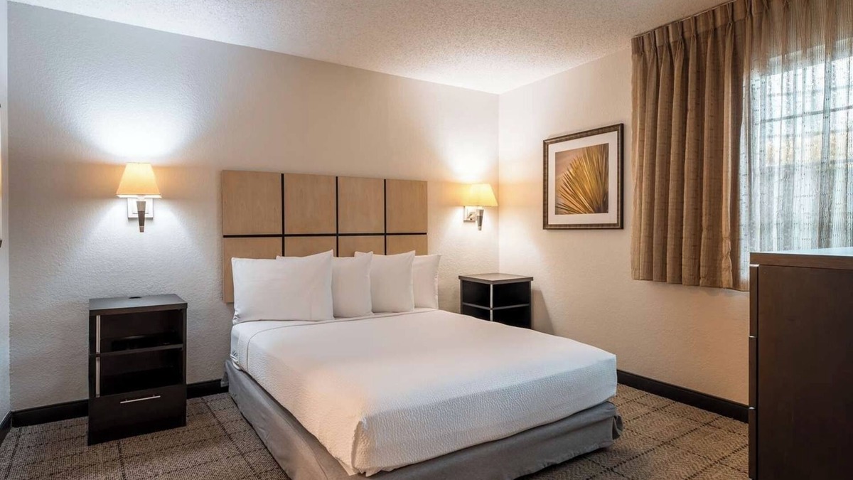 Park Central Hotel | Maximum Comfort! w/Full Kitchen, Free Parking, Near Museum of Biblical Art