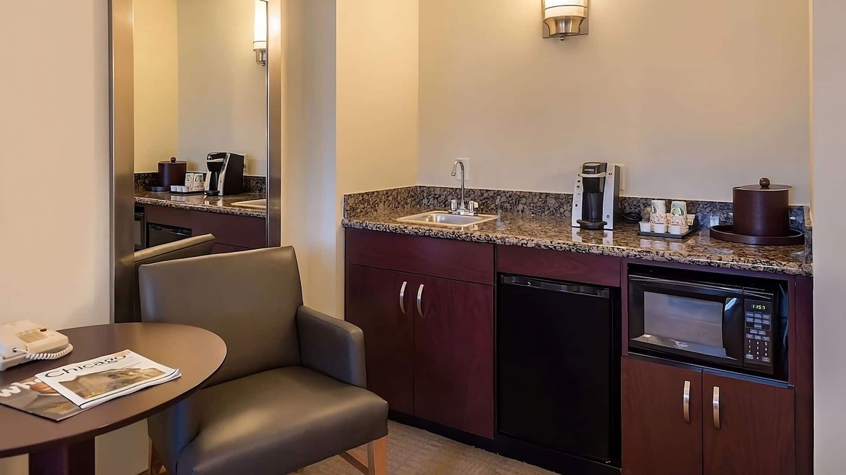 O'Hare Hotel | Maximum Comfort! With Airport Shuttle Service, Pets are Welcome!