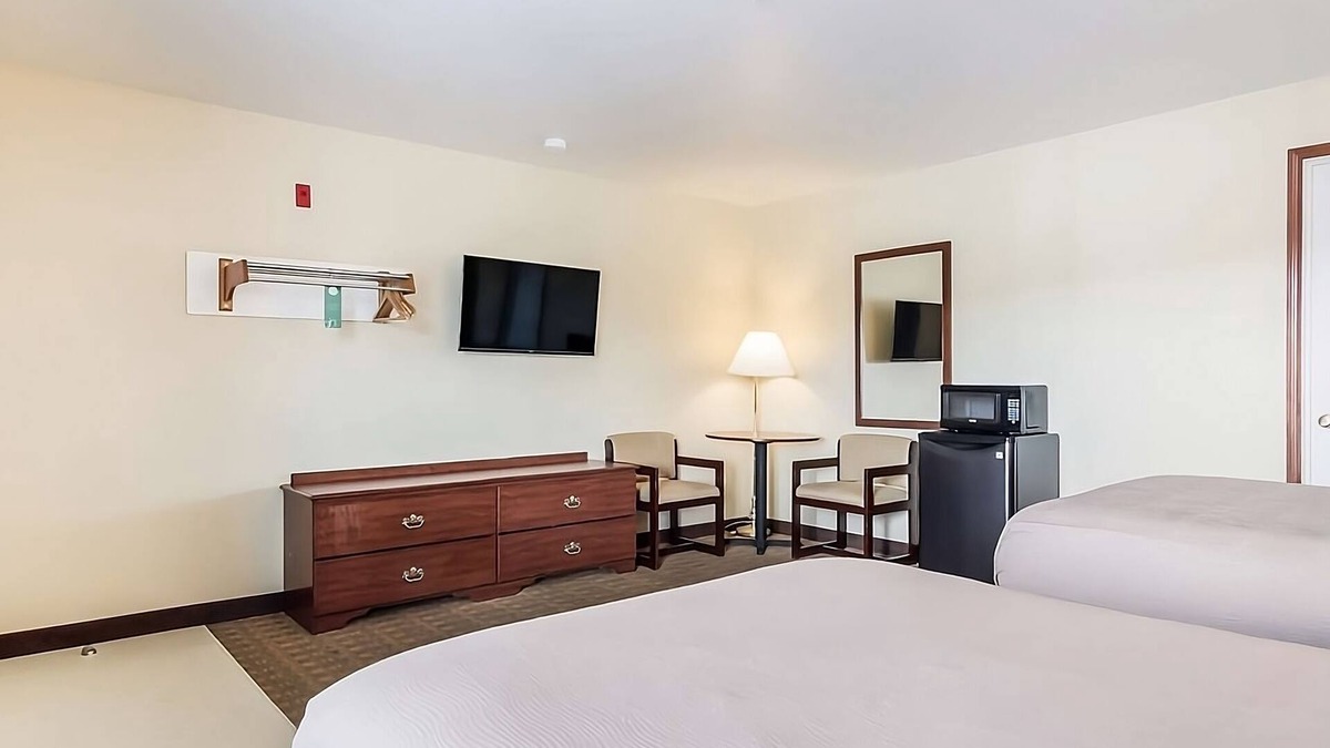 Aberdeen Hotel | Maximum Comfort! With Free Parking & Breakfast! Pet-friendly Property!