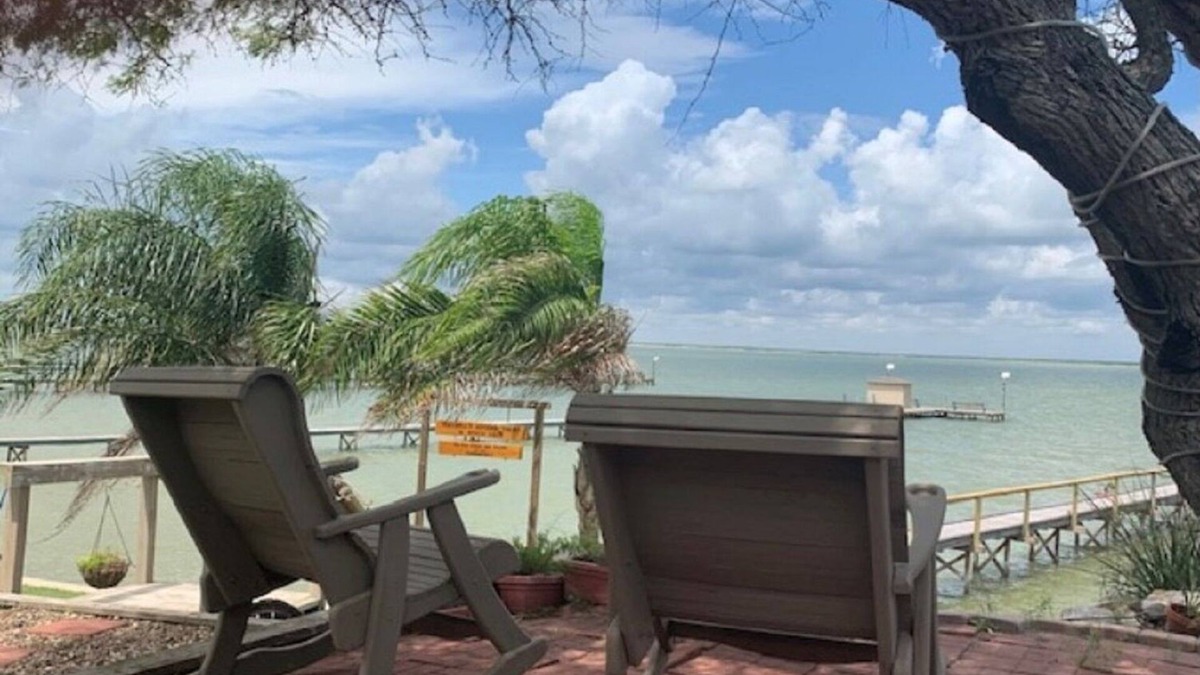 Loyola Beach Apartment | MAXWELL 2BDRMBATH SUITE-OUTDOOR KITCHEN-PRIVATE LIGHTED PIER ON BAFFIN BAY