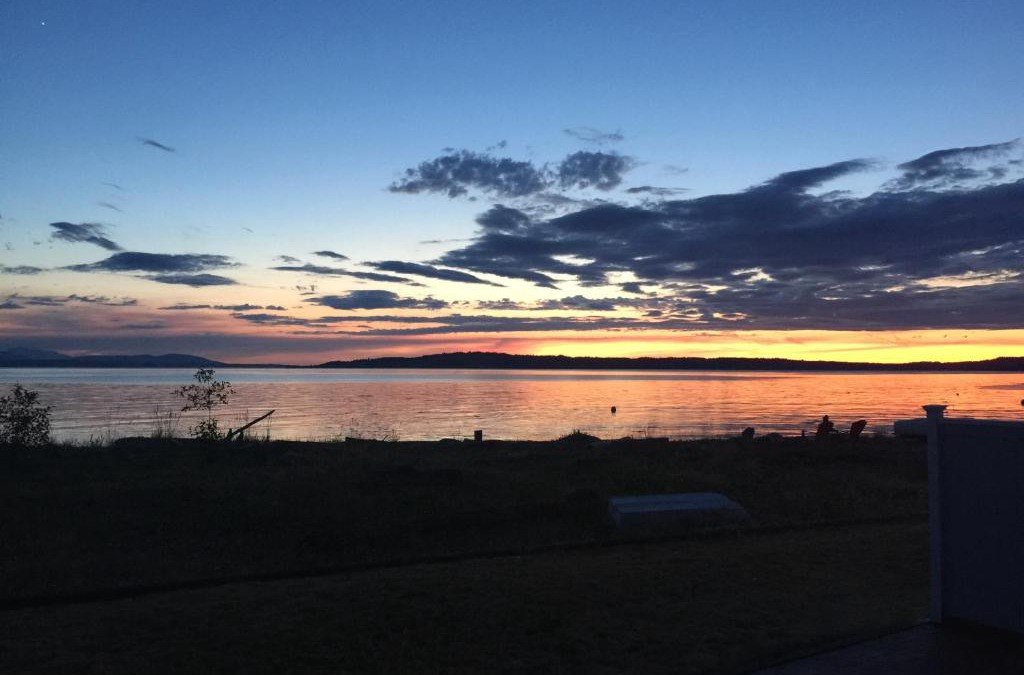 Maxwelton House | Maxwelton Beach Sunsets! Kayaks & paddleboards! 1 min walk to the water!