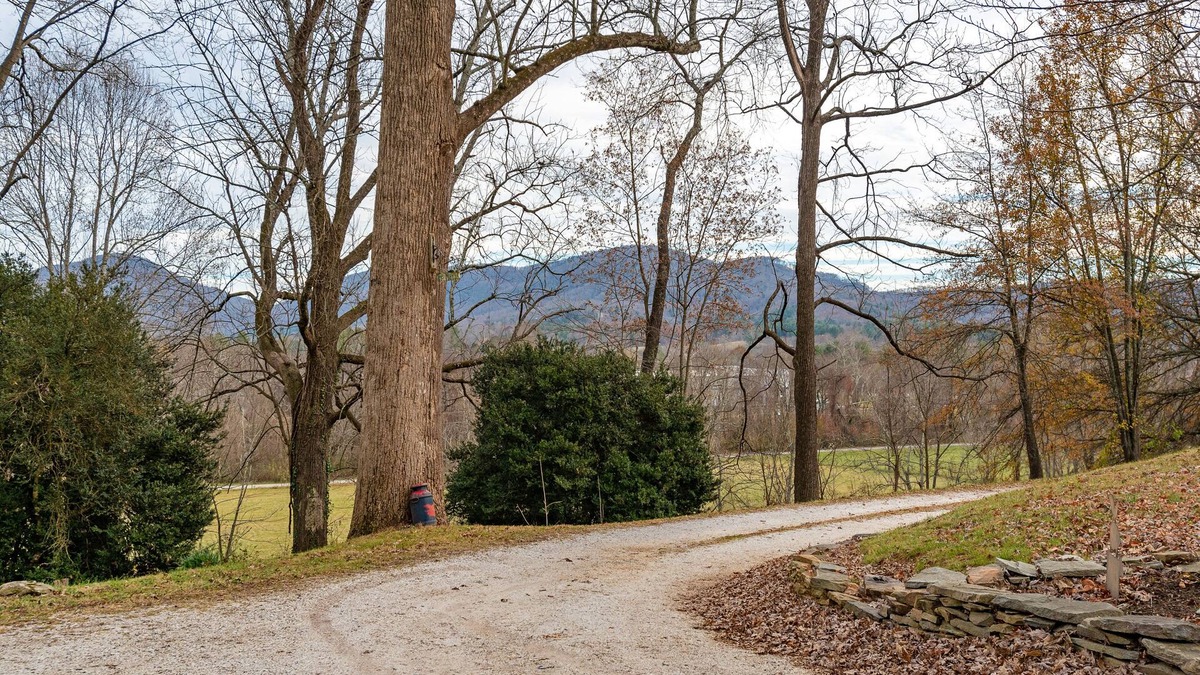 Fletcher House | May Acres Cottage -South Asheville amidst 15 acres with sunrise & mountain views
