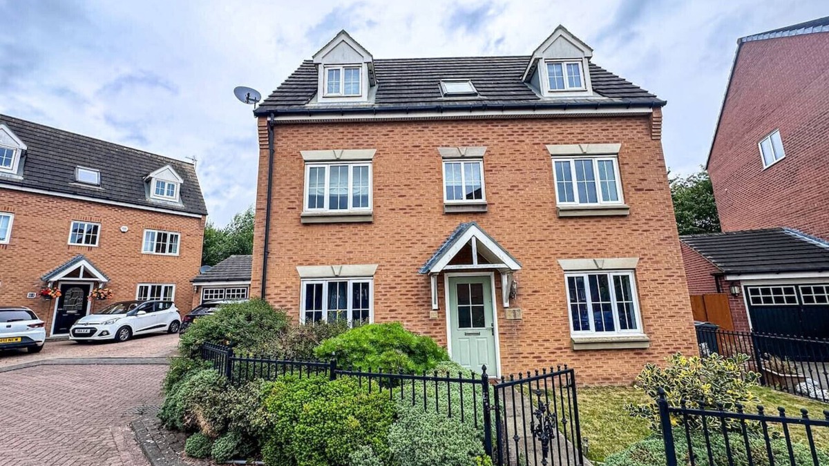 Middleton House | Maya House | 4 bed 3.5 Bathroom | Leeds
