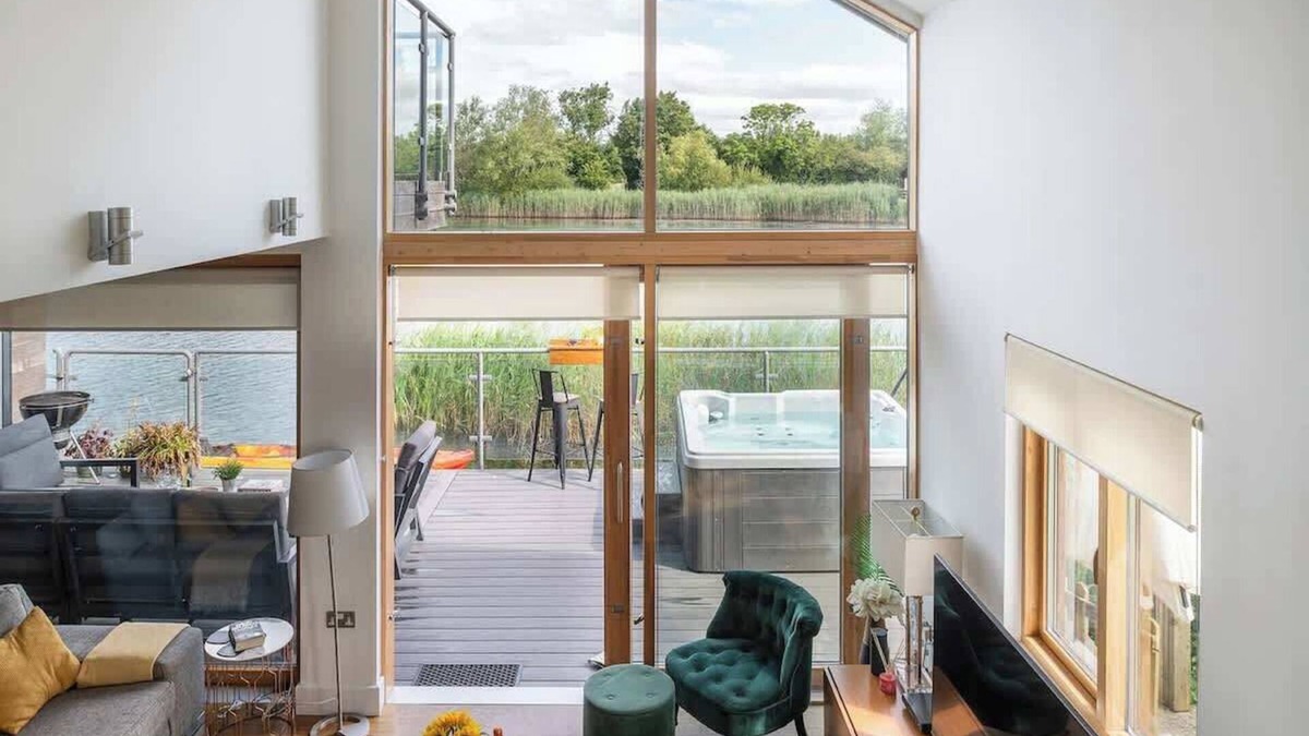 Ampney Crucis House | Mayflower, lakeside, hot tub