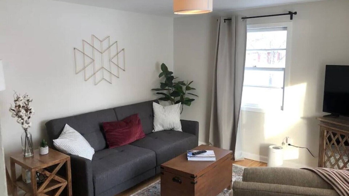 Kutzky Park House | Mayo Discount! 2 main floor bedrooms and bath. Recliner. 6 blocks to Mayo Clinic