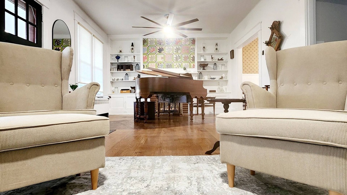 Williamstown House | Mayor's Family House Hot Tub, Piano & 2 Kitchens - 5 Minutes to Ark - Sleeps 16+
